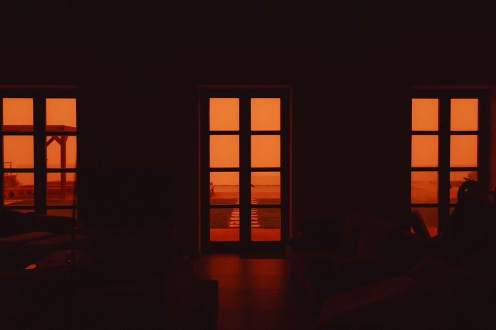 Interior con ventanas al atardecer