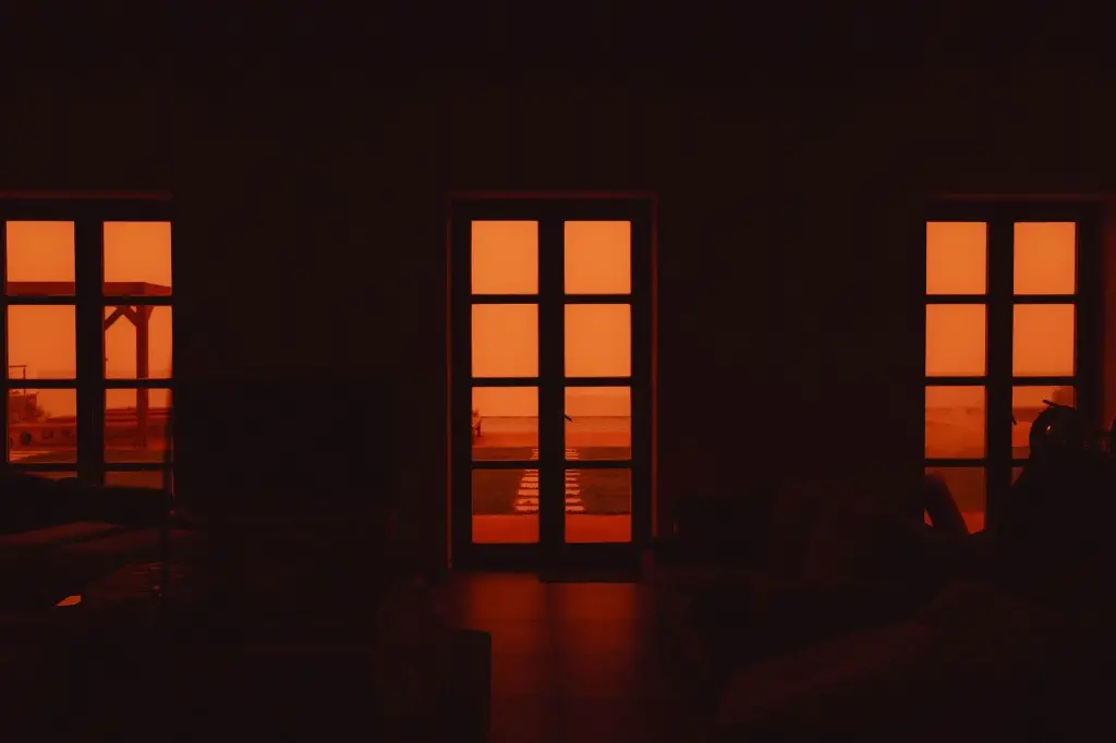 Interior con ventanas al atardecer