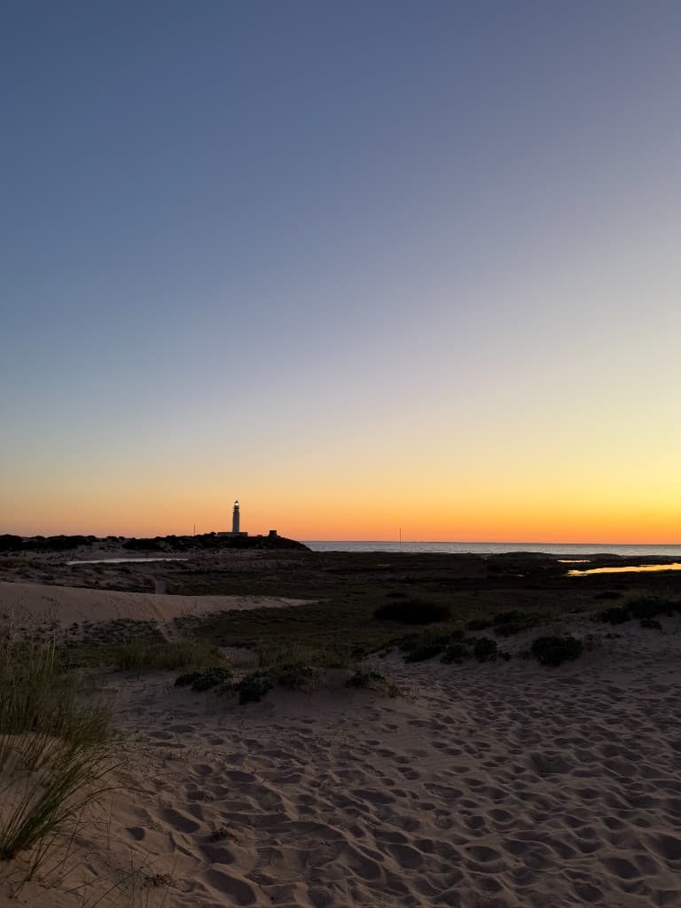 Faro al atardecer en la costa