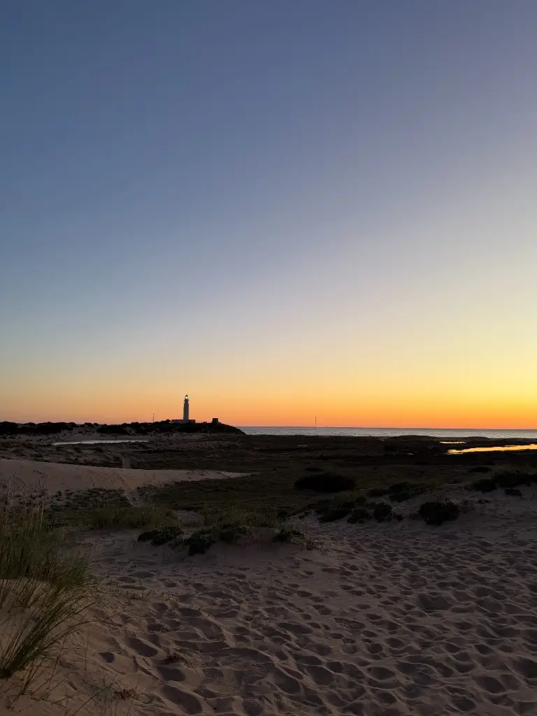 Faro al atardecer en la costa