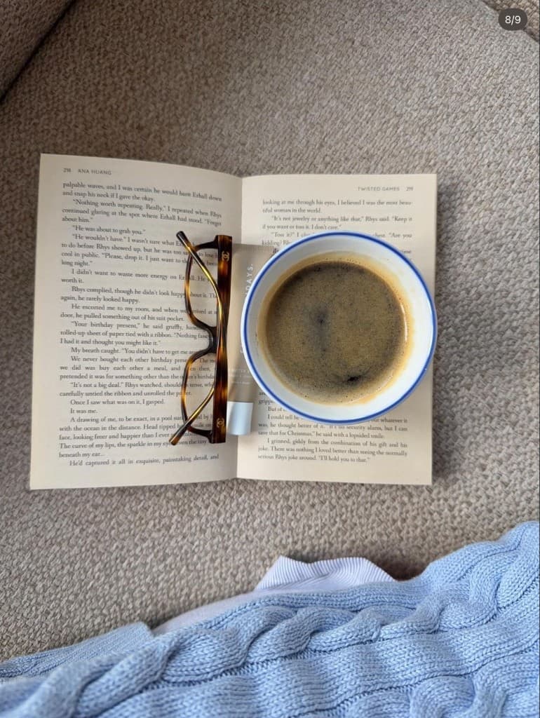Libro abierto, gafas y café en un momento de calma
