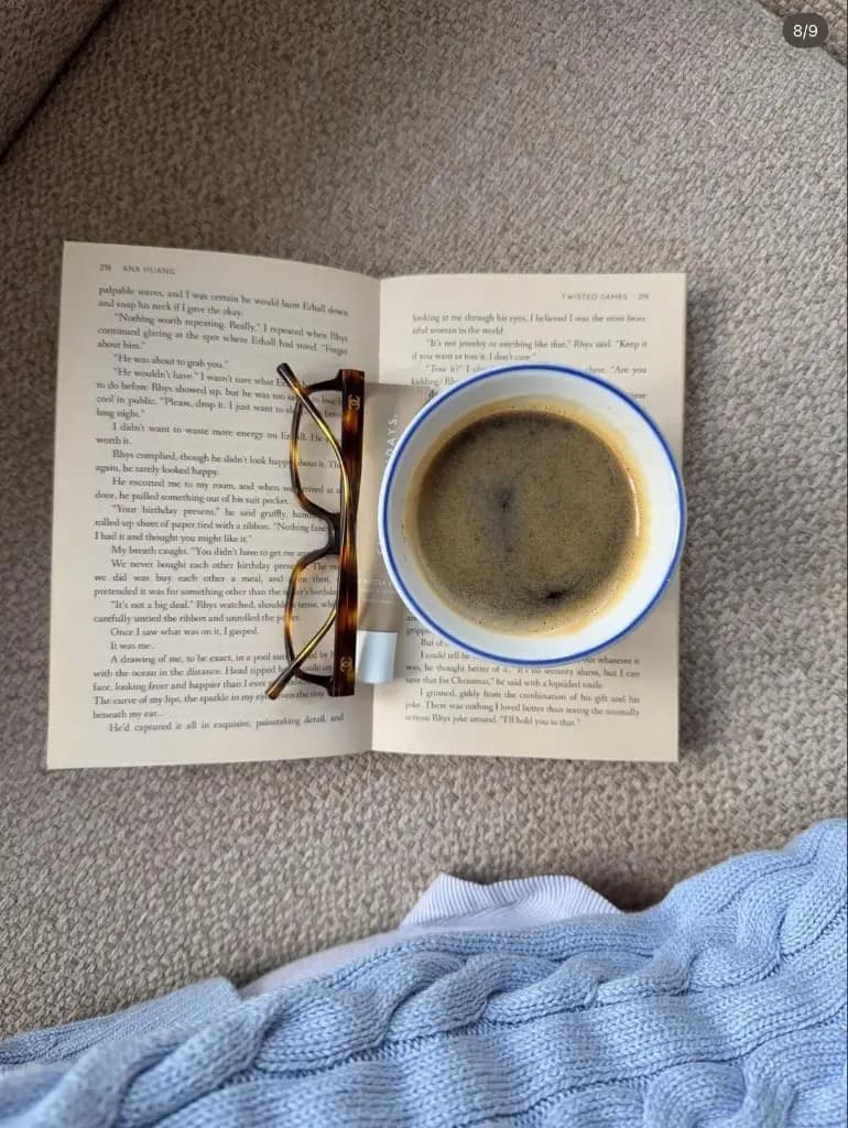 Libro abierto, gafas y café en un momento de calma